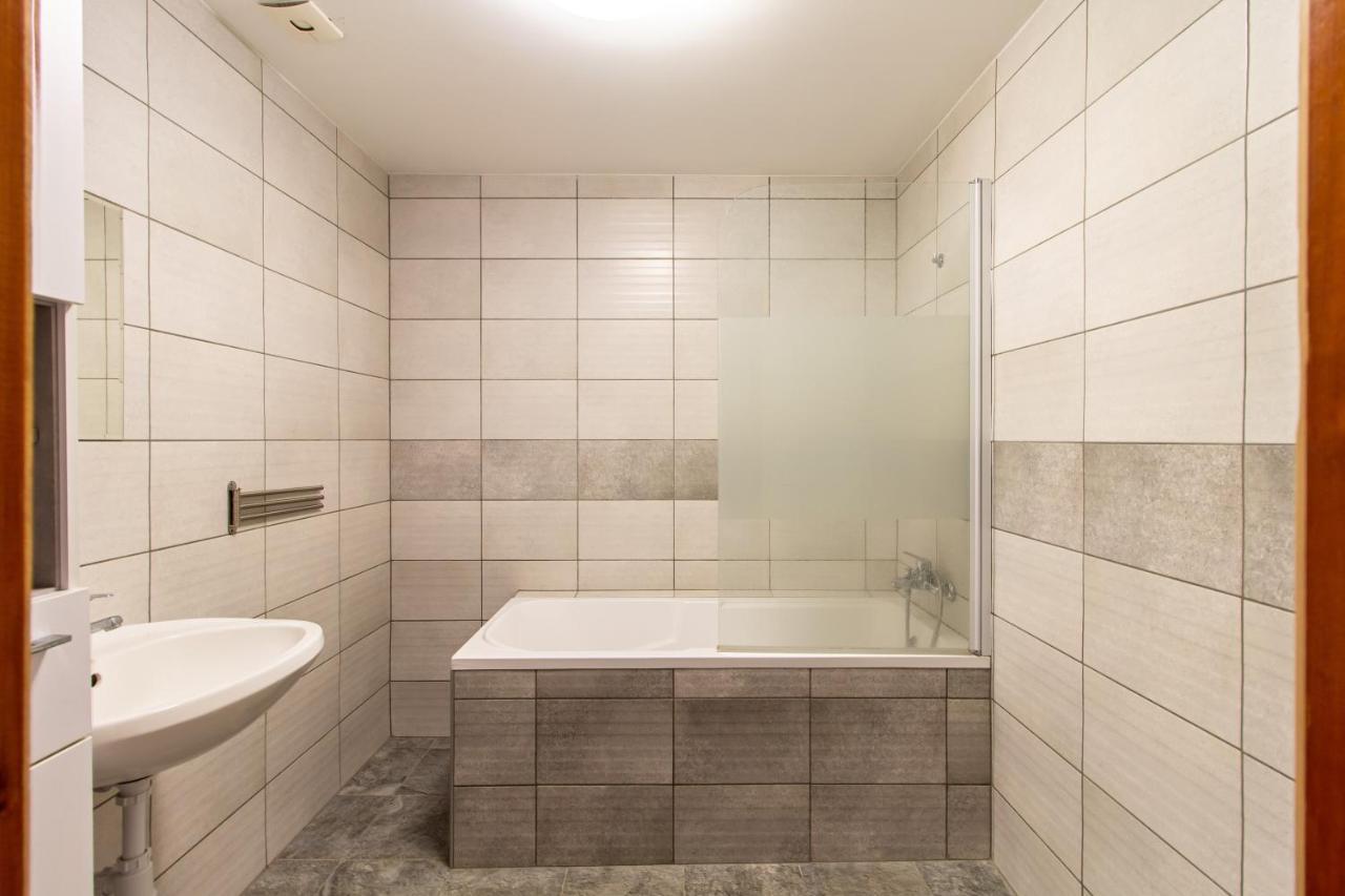 Deli Terasz B Apartman Free Parking, Self-Check-In Anytime Дьор Екстериор снимка