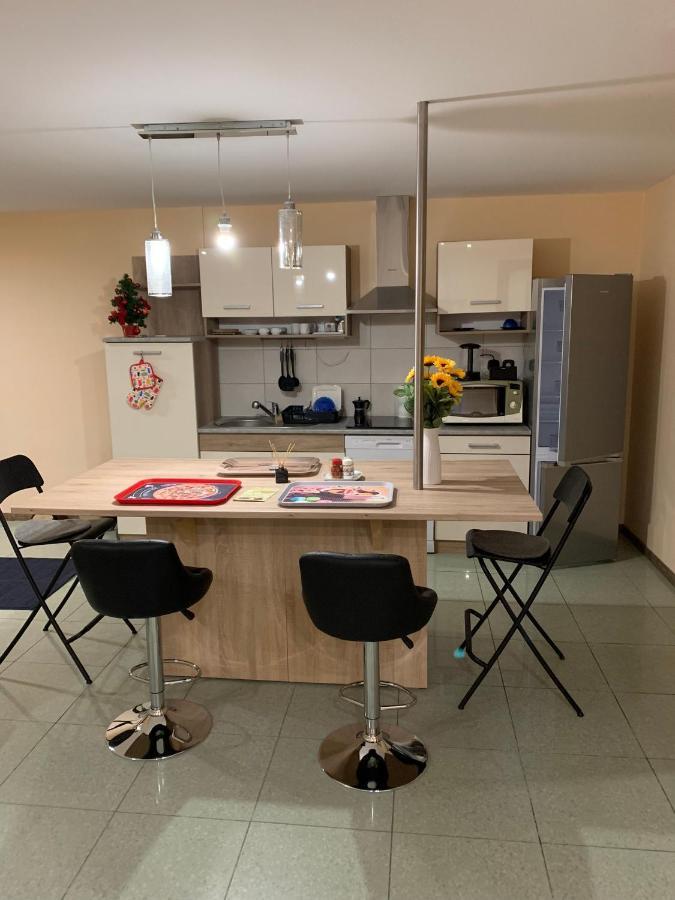 Deli Terasz B Apartman Free Parking, Self-Check-In Anytime Дьор Екстериор снимка