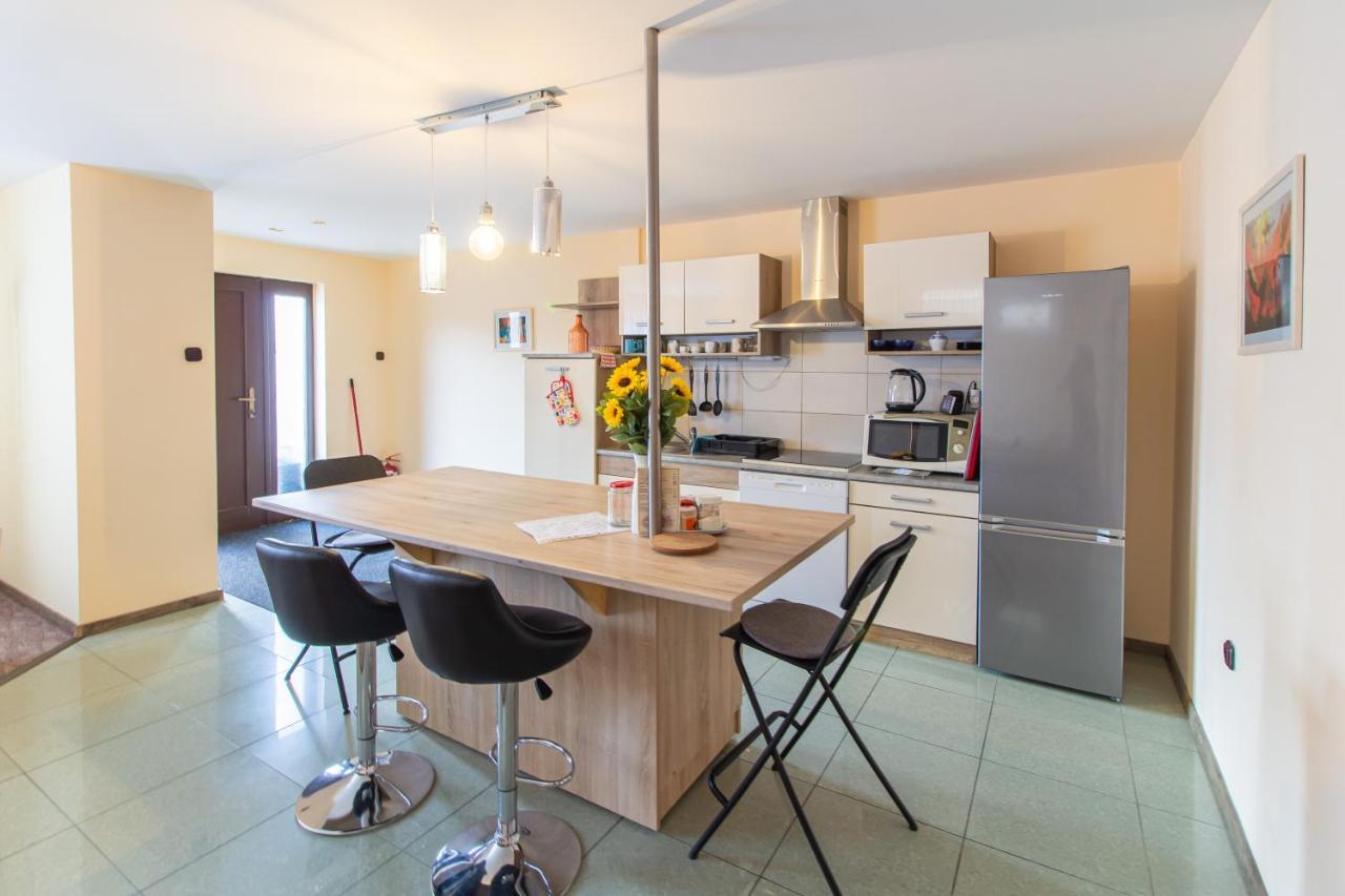 Deli Terasz B Apartman Free Parking, Self-Check-In Anytime Дьор Екстериор снимка