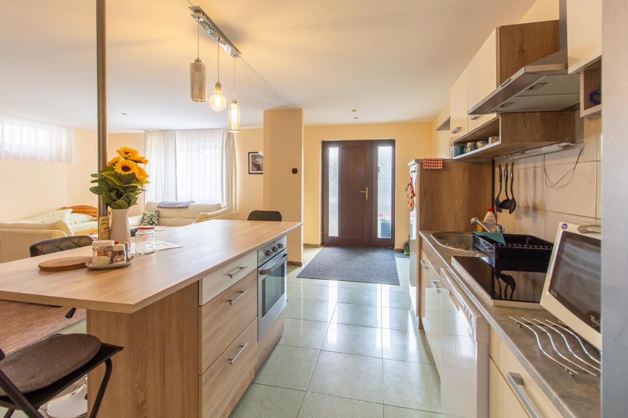 Deli Terasz B Apartman Free Parking, Self-Check-In Anytime Дьор Екстериор снимка