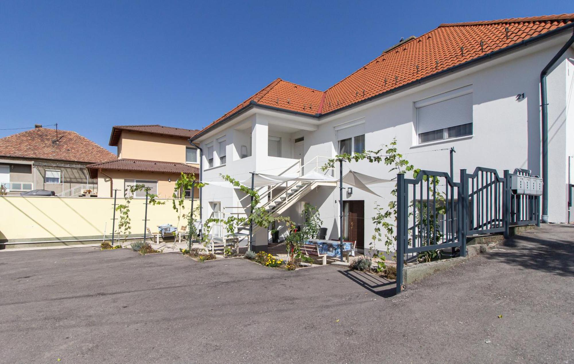 Deli Terasz B Apartman Free Parking, Self-Check-In Anytime Дьор Екстериор снимка