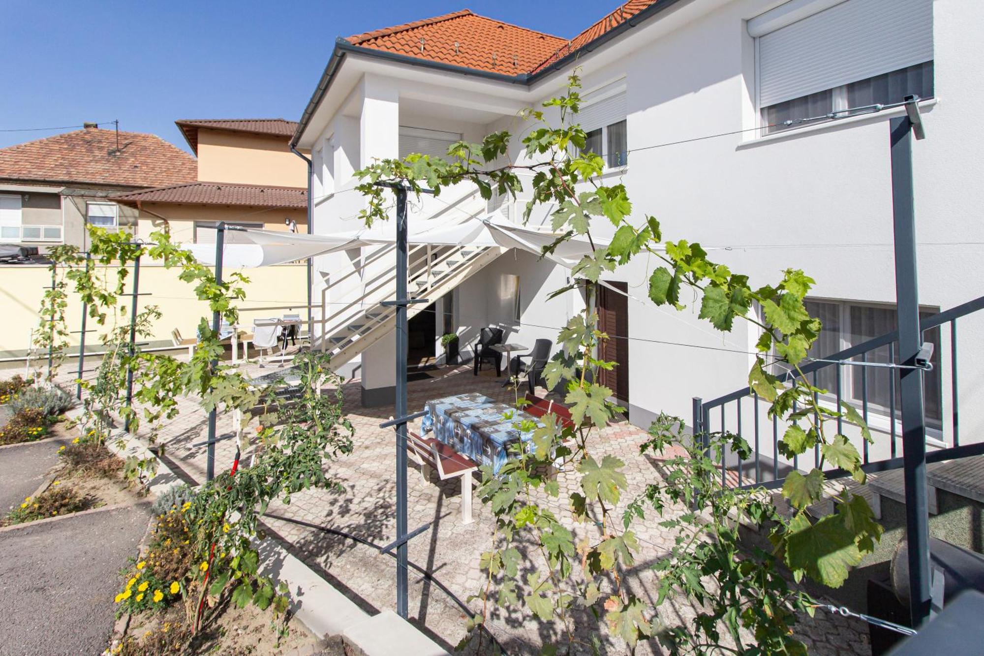 Deli Terasz B Apartman Free Parking, Self-Check-In Anytime Дьор Екстериор снимка
